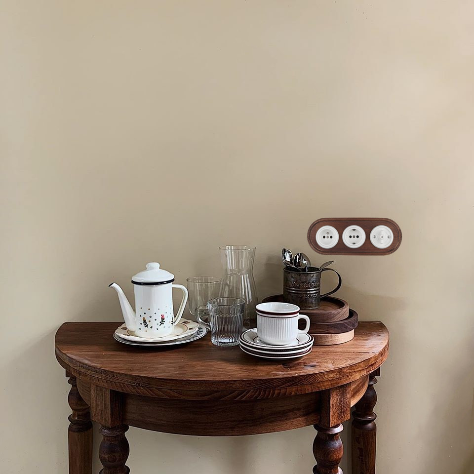 prise murale en porcelaine